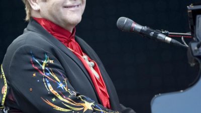 Elton_John_performing_2008_1.jpg