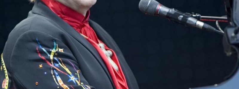 Elton_John_performing_2008_1.jpg