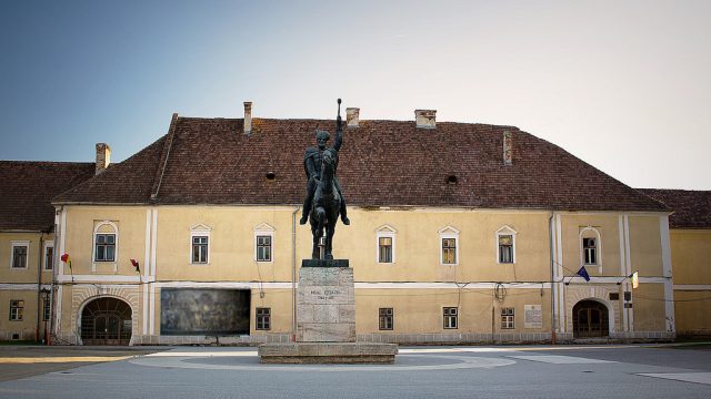 Statuia_lui_Mihai_Viteazul__Palatul_Principilor.jpg