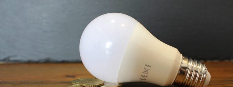 bec-lumina-curent-energie-electrica-bani-factura-Sursa-foto-Pixabay-e1632409507520.jpg