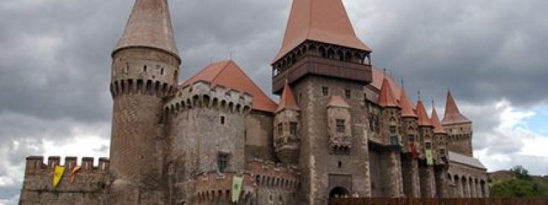 castelul-corvinilor.jpg