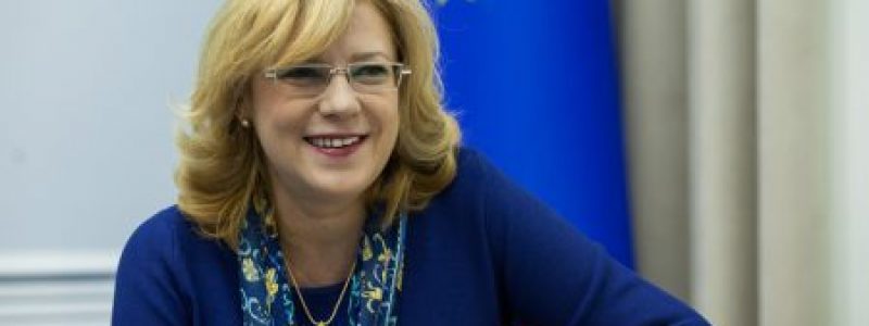 comisar_corina_cretu_2018_steag_ue.jpg